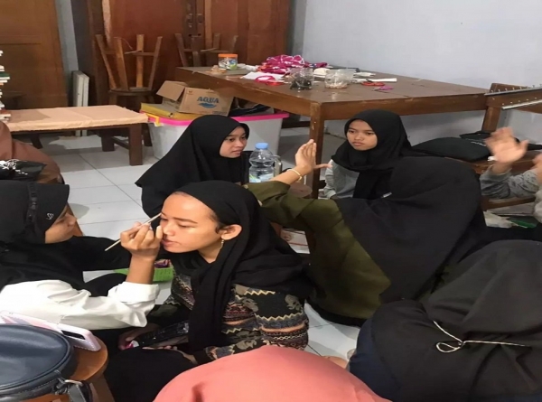 PRAKTIK MERIAS WAJAH OLEH ANGGOTA DOUBLE TRACK