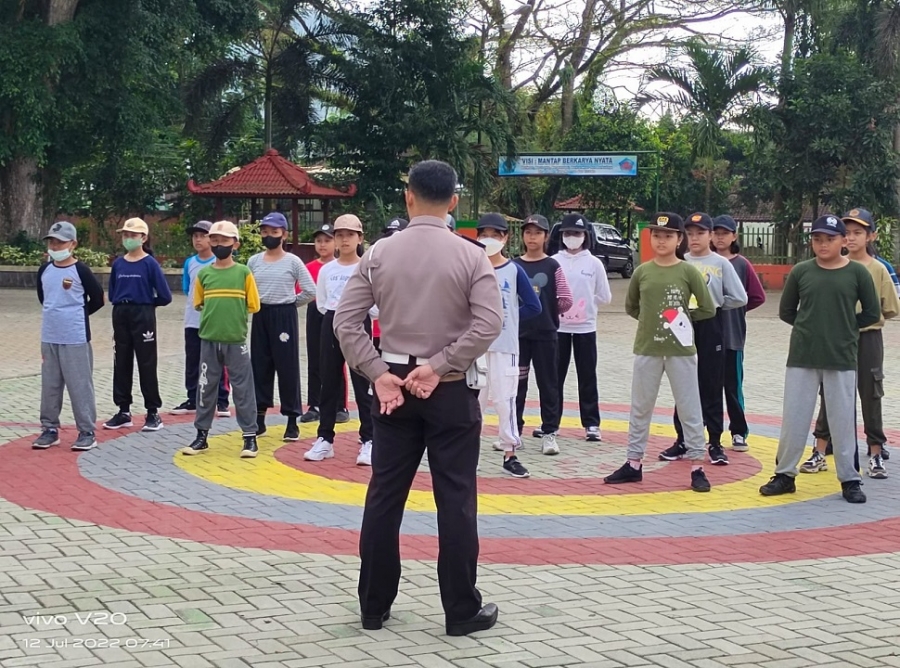 PEMBINAAN POLISI SISWA SMANESKA OLEH POLRES TRENGGALEK