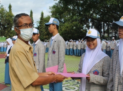 JESICA N. (XI IPS 2) JUARA 1 LOMBA PEMBACAAN PEMBUKAAN UUD