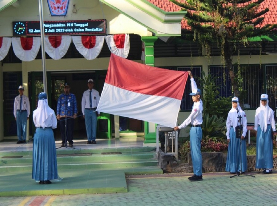 SMANESKA SELENGGARAKAN UPACARA HARI KEBANGKITAN