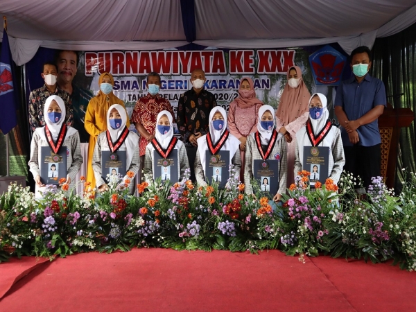 PENGHARGAAN DAN REWARD&rdquo; KEPADA &ldquo;ENAM SISWI LULUSAN TERBAIK