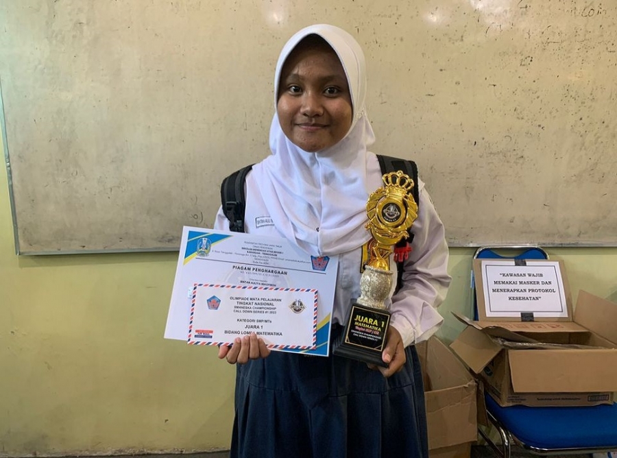 BINTAN AULIYA MAGFIROH SMPN 1 SURUH "JUARA 1 BIDANG MTK