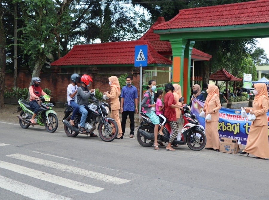 SMA NEGERI 1 KARANGAN BERBAGI TAKJIL DISEKITAR SEKOLAH.