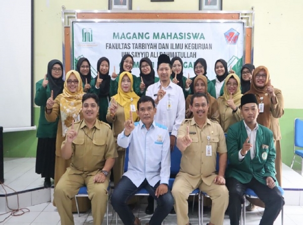 KEPSEK SMANESKA MEMBUKA KEGIATAN MAGANG DARI UIN SATU