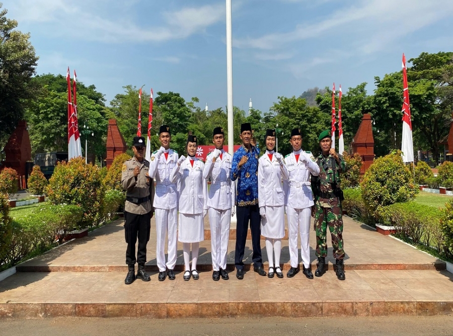 PENGIBAR BENDERA HARI PAHLAWAN ITU SISWA/I SMANESKA