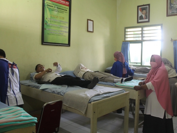 Kegiatan Donor Darah di SMAN 1 Karangan Trenggalek berjalan dengan lancar.