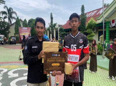 REZA SANDRINA &amp; VICKE MERIS A. RAIH PEMAIN TERBAIK VOLY