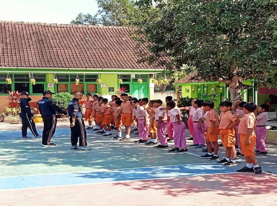 BRIPSUS SMANESKA TRENGGALEK GOES TO ELEMENTARY SCHOOL